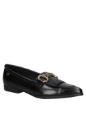 Zapato mocasín de cuero negro para mujer con detalle de hebilla metálica y flecos, ideal para un look casual y elegante.