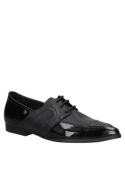 Zapato oxford de mujer en cuero negro charol, diseño clásico con cordones y costuras frontales, ideal para estilo formal.