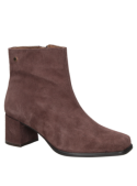Elegante botín café de cuero para mujer, diseño minimalista sin adornos, perfecto para un look casual o semi-formal.
