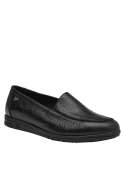 Zapato de mujer negro, cuero suave y ligero, estilo casual.