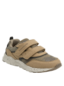 Zapatilla casual beige para niño, diseño versátil con líneas simples, perfecta para el uso diario y juegos.