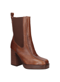 Bota Chelsea de cuero café para mujer, con suela gruesa y taco alto, versátil para atuendos elegantes y confort diario.