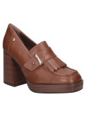 zapato de cuero café con hebilla decorativa, añadiendo un toque elegante al diseño clásico de mocasín.