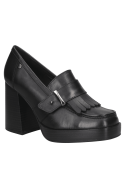 Mocasín negro con hebilla decorativa en la parte superior, añadiendo un toque elegante al diseño clásico.