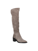 Bota casual gris de cuero femenino con suela de goma, perfecta para caminatas prolongadas y buen agarre.