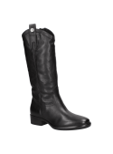 Bota vaquera negra de cuero para mujer con detalle decorativo de correa y botón que añade sofisticación al diseño.