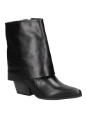 Elegante bota negra de cuero para mujer, con puntera ligeramente apuntada que aporta un toque chic.