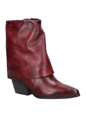 Bota casual burdeo de cuero con puntera ligeramente apuntada, ofreciendo un toque chic para el vestuario diario.