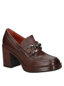 Calzado casual femenino café con suela gruesa y taco ancho, ideal para altura y confort sin amarras.