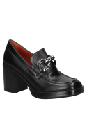 Calzado tipo mocasín negro para mujer, con diseño versátil y práctico, sin amarras, para uso diario o eventos casuales.