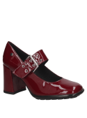 Elegante zapato burdeos de charol para mujer, con detalles metálicos que contrastan con el material principal.