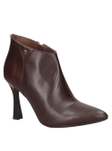 Botín de cuero café para mujer, diseño elegante con tacón alto y delgado, ideal para ocasiones formales.