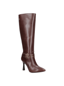 Elegante bota de cuero café para mujer, con tacón alto que estiliza la figura y caña alta que complementa el diseño.