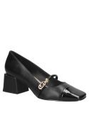 Calzado femenino de cuero negro con puntera cuadrada y acabado liso, combina estilo y funcionalidad.