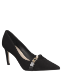 Zapato de cuero negro para mujer, diseño casual con taco delgado y broche metálico, perfecto para ocasiones elegantes.