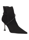 Elegante botín casual de cuero negro, con taco delgado en forma de copa que estiliza la figura y añade glamour.