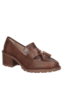Zapato de cuero café con tacón ancho mediano y suela rugosa, proporcionando estabilidad y buen agarre.