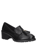 Zapato de cuero negro con patrón de bordes y costuras visibles, perfecto para ocasiones formales y cotidianas.
