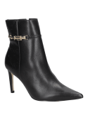 Botín femenino negro de cuero, diseño casual-formal, taco alto, aspecto refinado y moderno con detalles geométricos.