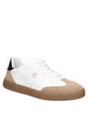 Zapatilla blanca de cuero para mujer, diseño urbano, detalles en gamuza y perforaciones laterales.
