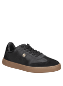 Zapatilla urbana negra de cuero para mujer, con detalles de gamuza en la punta, combinando estilo y sofisticación.