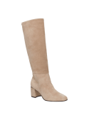 Bota de cuero beige para mujer, caña alta y textura suave tipo gamuza, perfecta para combinar con jeans o vestidos.