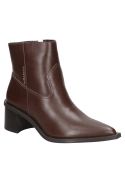 Botín de cuero café para mujer, con diseño elegante de punta alargada y afilada, ideal para un estilo casual sofisticado.