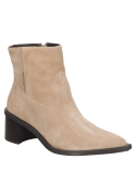 Elegante botín de cuero beige con talón cuadrado de altura media, combinando estilo y comodidad para uso diario.