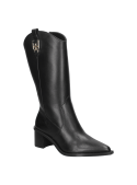 Elegante bota de caña alta de cuero negro, con hebilla decorativa en el borde superior, combinando estilo y funcionalidad.