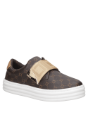 zapatilla café urbana para mujer con patrón geométrico elegante y correa decorativa con detalles metálicos sofisticados.