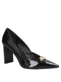 Calzado de cuero negro con un toque moderno, adecuado para reuniones de trabajo y cenas elegantes.