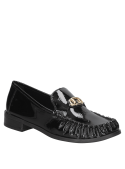 Zapato mocasín negro de charol para mujer, con detalle metálico decorativo, ideal para un look preppy y retro.