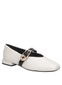 Calzado blanco de cuero para mujer, estilo charol con diseño sofisticado, combinable con faldas midi y vestidos formales.