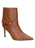 Botín camel de mujer en cuero, diseño sofisticado con tacón estilizador y puntera afilada, perfecto para eventos formales.