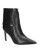 Botín negro de mujer en cuero con diseño elegante y minimalista, ideal para un look casual y sofisticado.