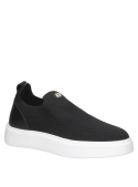 Calzado negro minimalista de mujer, estilo urbano, tejido cómodo con detalle de insignia decorativa en la parte superior.