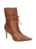 El cuero liso del botín camel femenino añade lujo y durabilidad, con un diseño casual y taco aguja refinado.