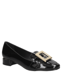 Calzado de charol negro para mujer, diseño mocasín con tacón bajo, adecuado para eventos formales y casuales.
