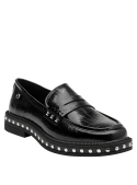 Mocasín de cuero negro para mujer con detalles geométricos metálicos laterales y acabado texturizado sofisticado.