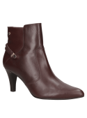 Botín de cuero café para mujer con diseño minimalista y elegante, ideal para ocasiones semi-formales.