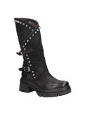 Botín negro de cuero para mujer, con solapa doblada y tachuelas metálicas, ideal para un estilo rockero y vanguardista.