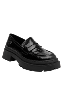Mocasín negro de charol para mujer con diseño clásico loafer y panel cruzado sobre el empeine, fabricado en cuero.