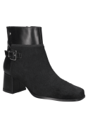 Botín negro de cuero para mujer, estilo casual y sofisticado, con tacón ancho y hebilla lateral decorativa moderna.