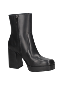 Botín negro de cuero para mujer con diseño sofisticado y acabado brillante, ideal para looks casuales y elegantes.