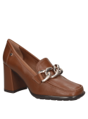 Mocasín de cuero café para mujer, diseño sofisticado con cadena brillante y taco cuadrado, versátil para eventos.