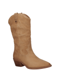 Bota de cuero camel con detalles decorativos y estilo western, perfecta para salidas informales y eventos al aire libre.