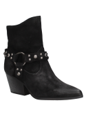 Botín negro de cuero para mujer con tachas metálicas en la correa del tobillo, diseño moderno y rústico con estilo western.
