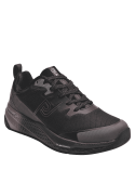 Zapatilla masculina negra de trail, detalles en el empeine que aportan un estilo moderno y dinámico al diseño.