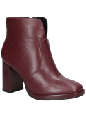 Botín burdeos de cuero para mujer, diseño minimalista, caña corta, ideal para atuendos casuales y elegantes.