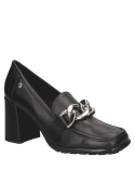 Mocasín de mujer en cuero negro, diseño clásico reinventado con detalles modernos, perfecto para looks sofisticados.